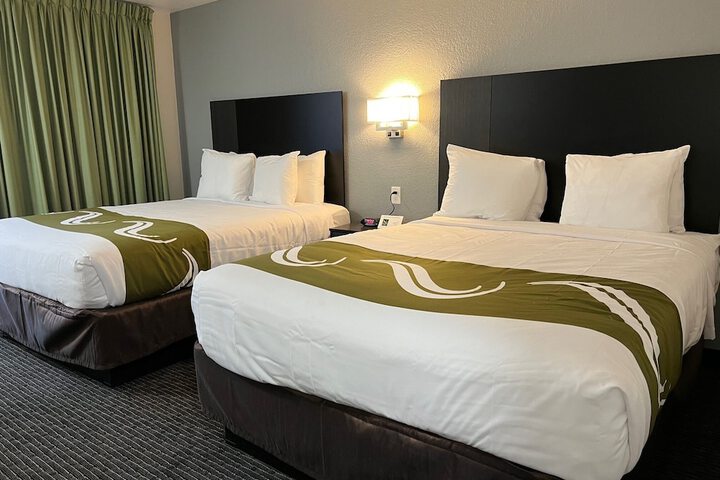 1 Queen Bed Accessible (13 of 13)