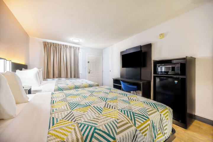 1 Queen Bed (1 of 7)