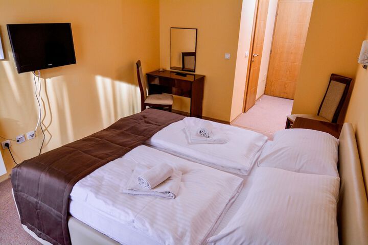 Room 15 of 48