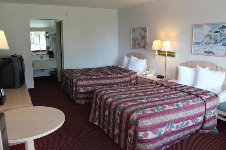 2 Queen Beds (6 of 9)
