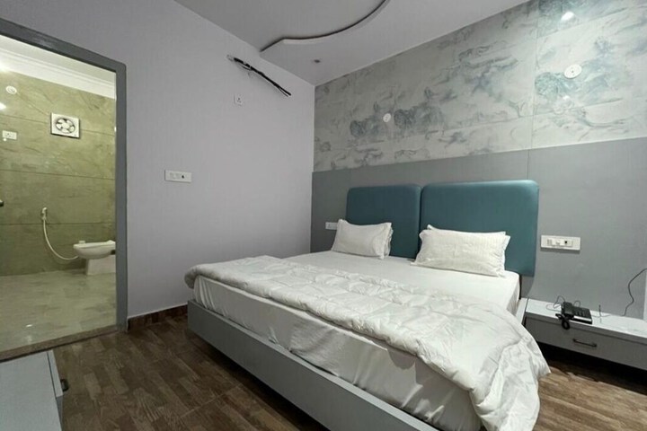 Room 4 of 8