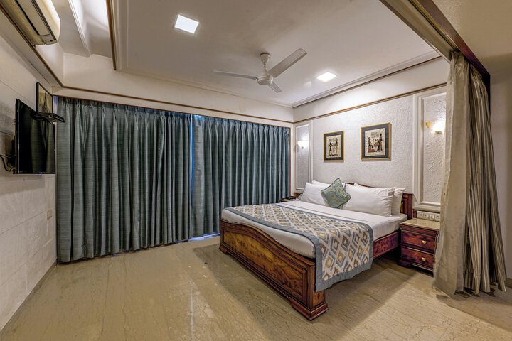 Room 5 of 18