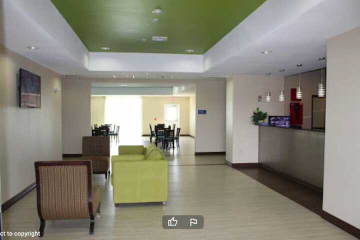 La Plaza Inn & Suites