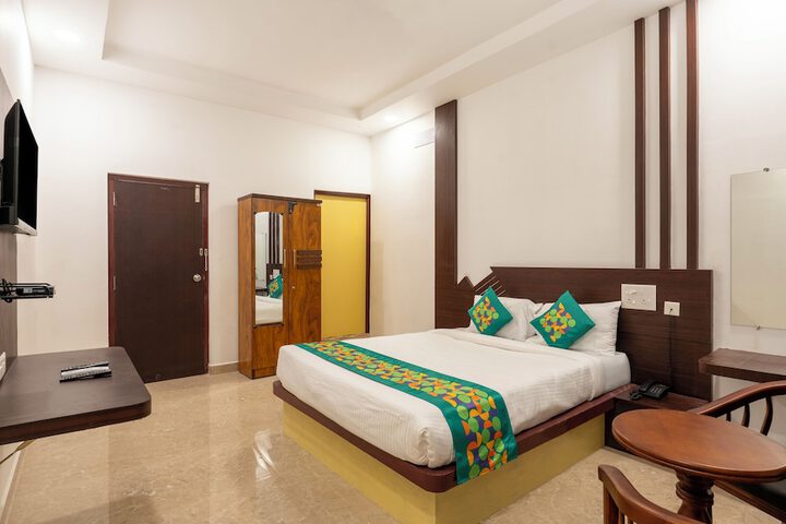 Treebo Royal Plaza700 Mts From Promenade Beach
