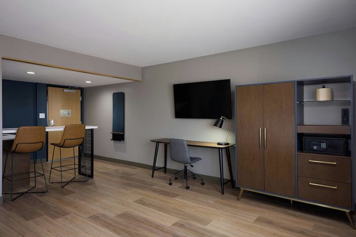 Room 9 of 38