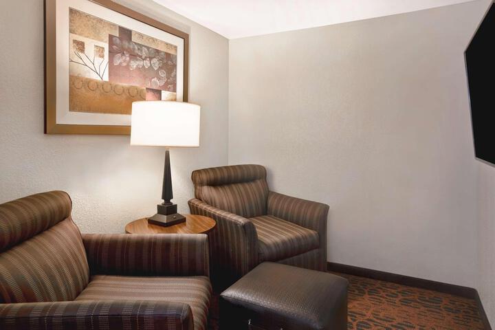 1 King Suite Mob Accessible with Tub Micro Refrigerator (4 of 13)