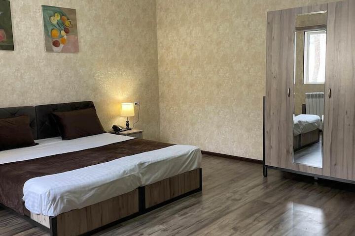 Room 17 of 27