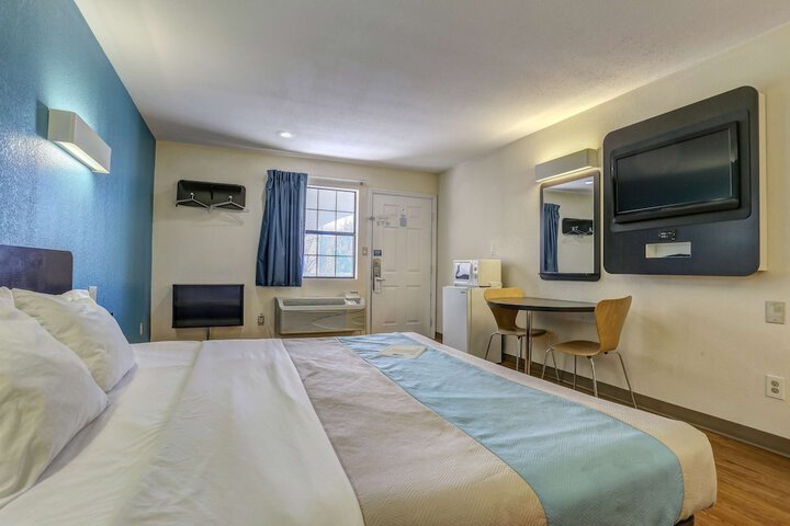1 King Bed (5 of 16)