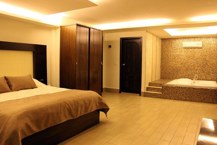 Room 8 of 119