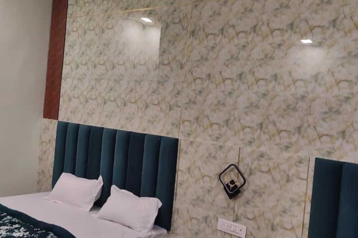 Room 8 of 14
