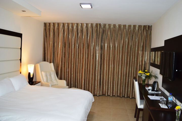 Room 32 of 107
