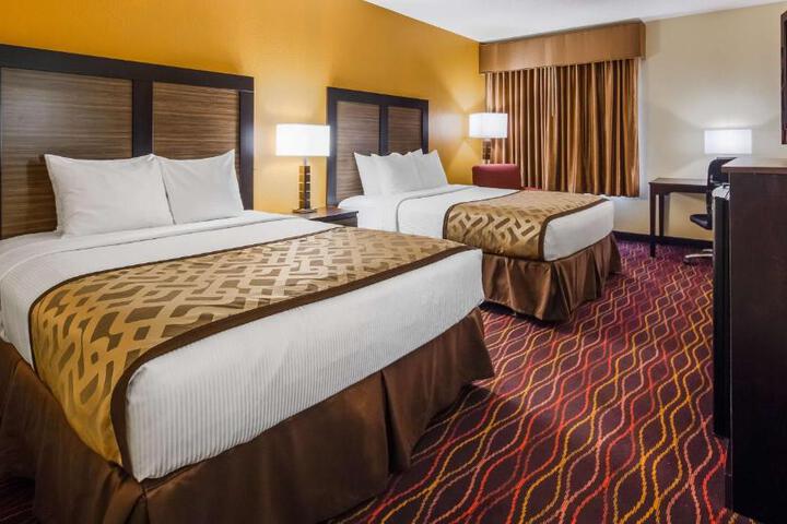 2 Queen Beds Larger Room (4 of 10)