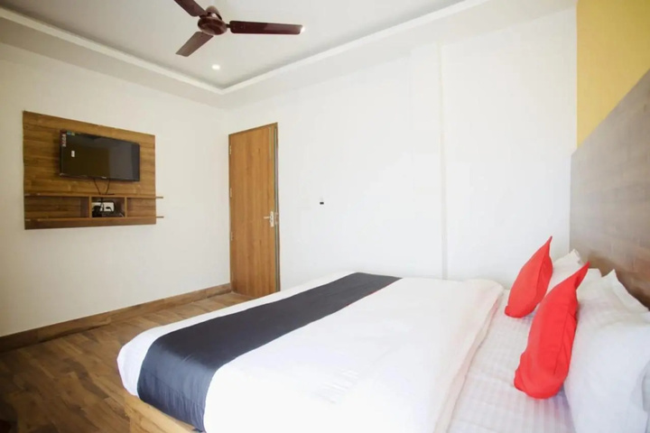 Room 4 of 12
