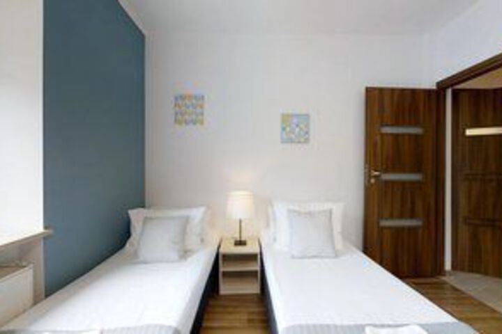 Room 10 of 16