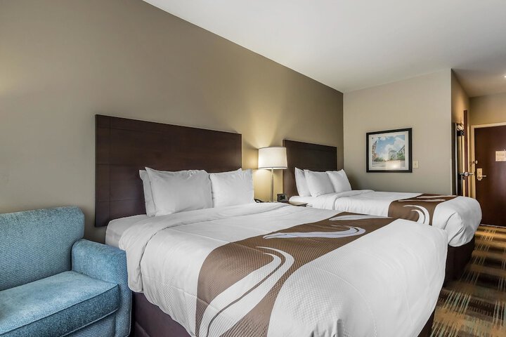 2 Queen Beds (6 of 7)
