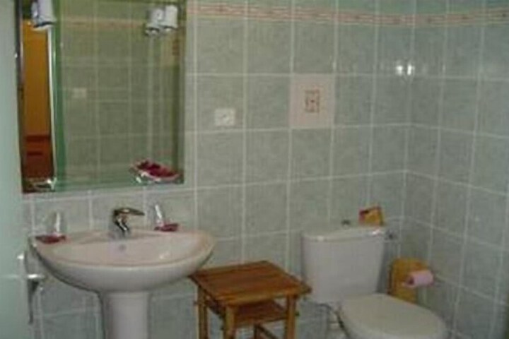Room 10 of 32