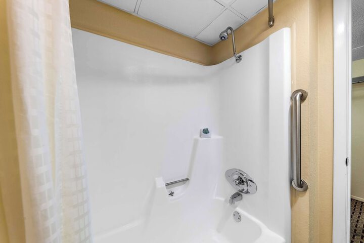 1 Queen Bed Room, Microwave and Refrigerator WiFi Full Breakfast (7 of 9)