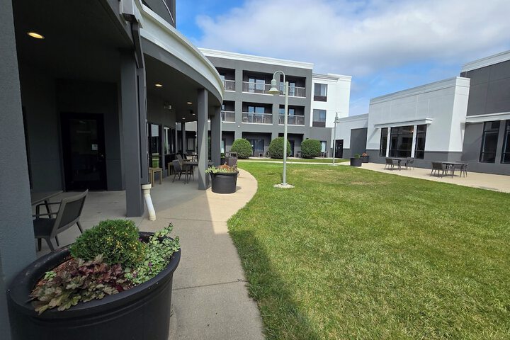 Hotel Exterior 30 of 31