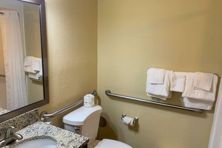 1 Queen Bed Suite (18 of 28)