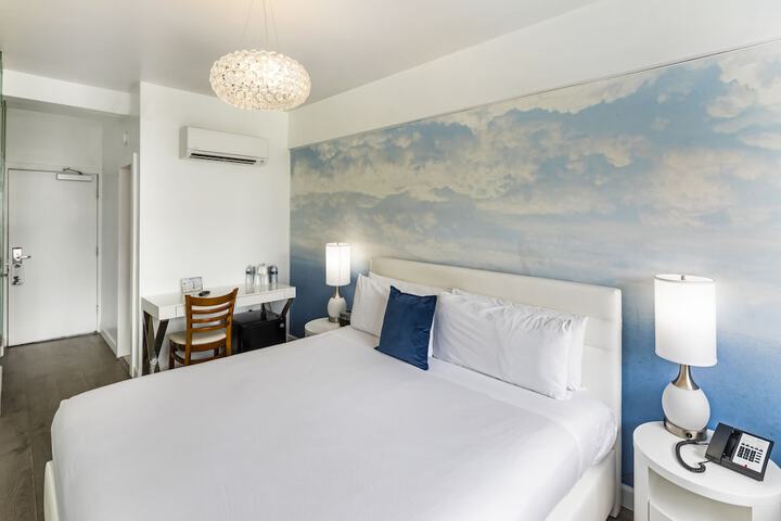 Traditional Room 1 King Bed or 1 King Bed with Rollaway Bed (16 of 32)