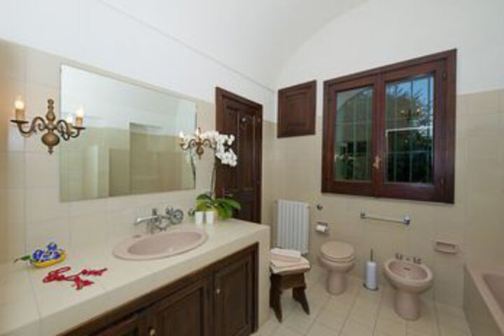 Room 4 of 32