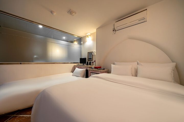 Room 4 of 61