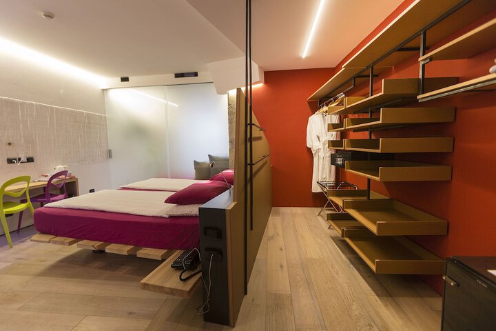 Room 8 of 95