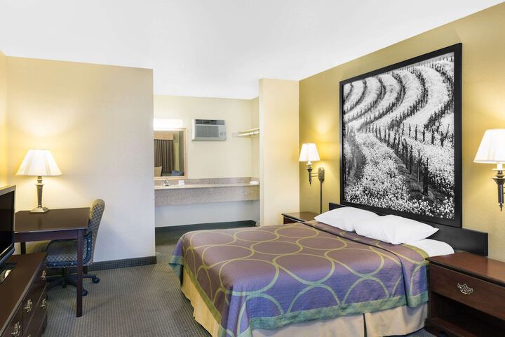1 Queen Bed (17 of 26)