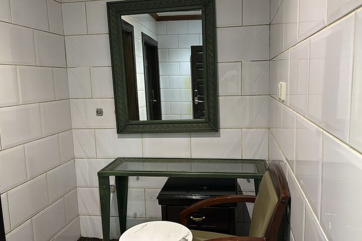 Room 28 of 49