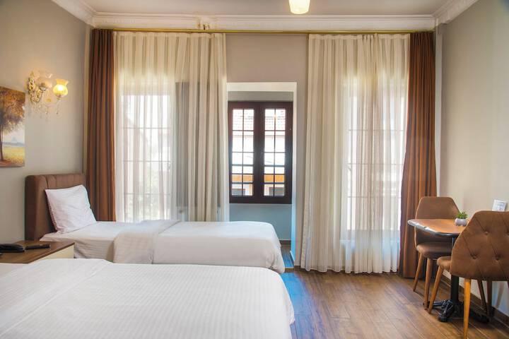 Room 42 of 106