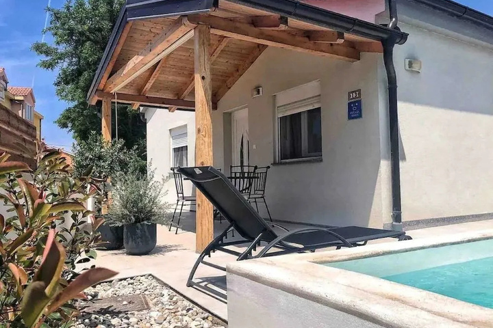 Pool 11 of 18