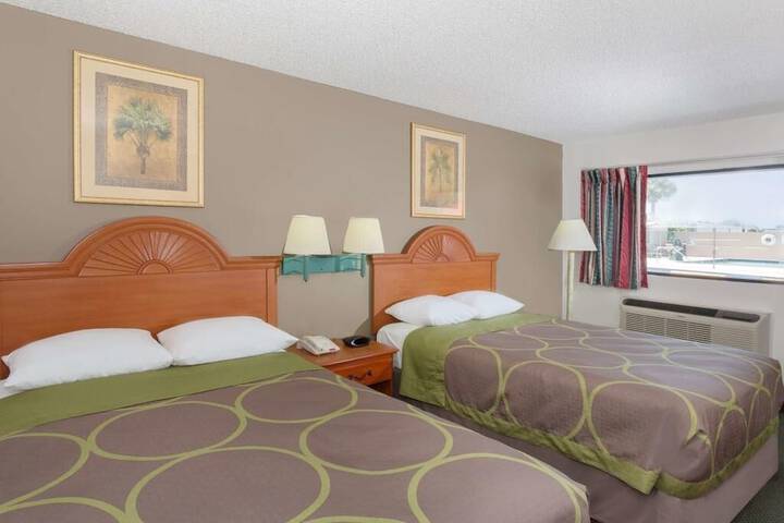 2 Double Beds (7 of 8)