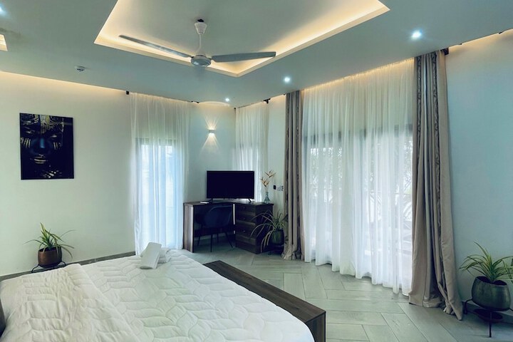 Room 8 of 166