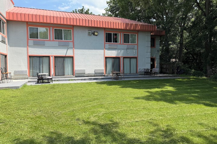 Room 8 of 16