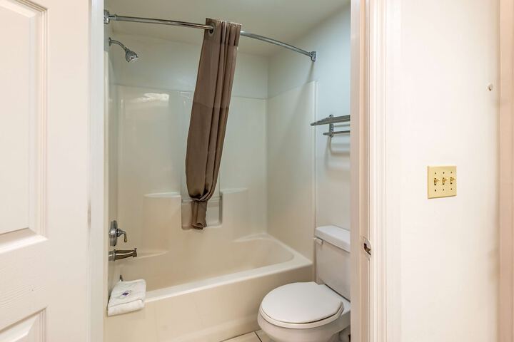 Deep soaking bathtub