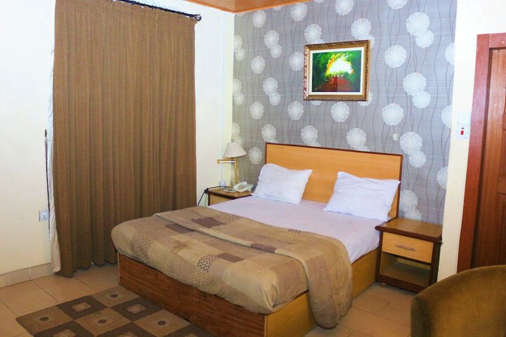 Room 3 of 27