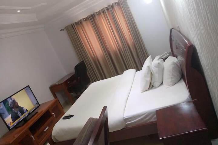 Room 6 of 33