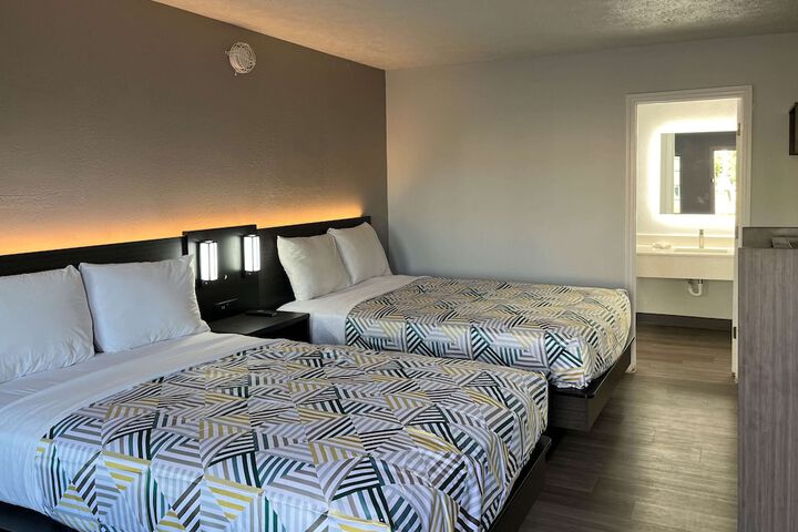 Deluxe Room 2 Double Beds Refrigerator, Microwave (6 of 8)