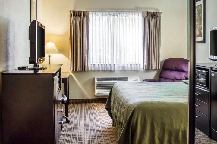 1 King Bed (2 of 4)