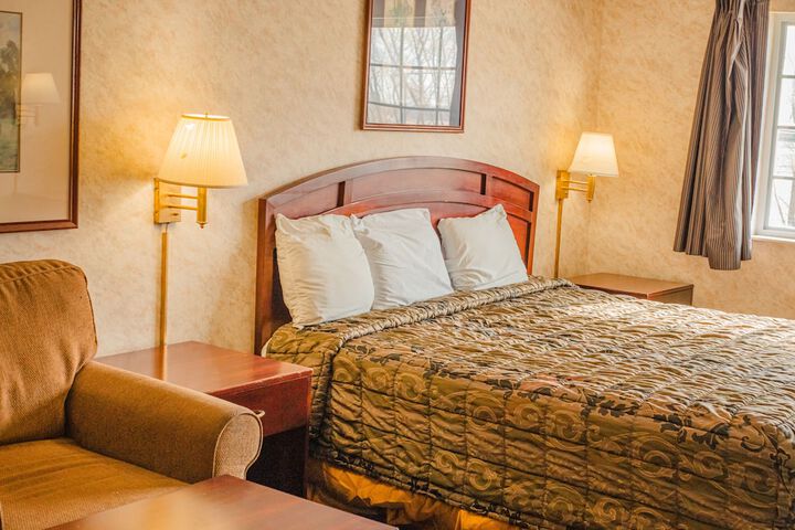 Deluxe King Room (2 of 21)