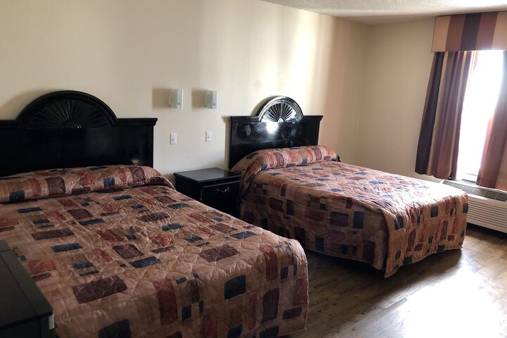 1 Queen Bed (24 of 37)