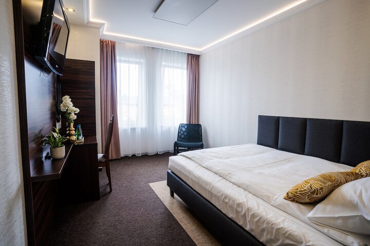 Room 20 of 102