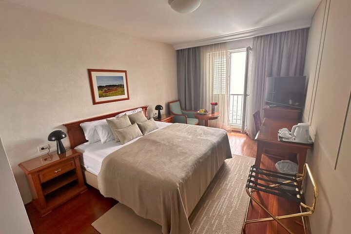 Room 27 of 193