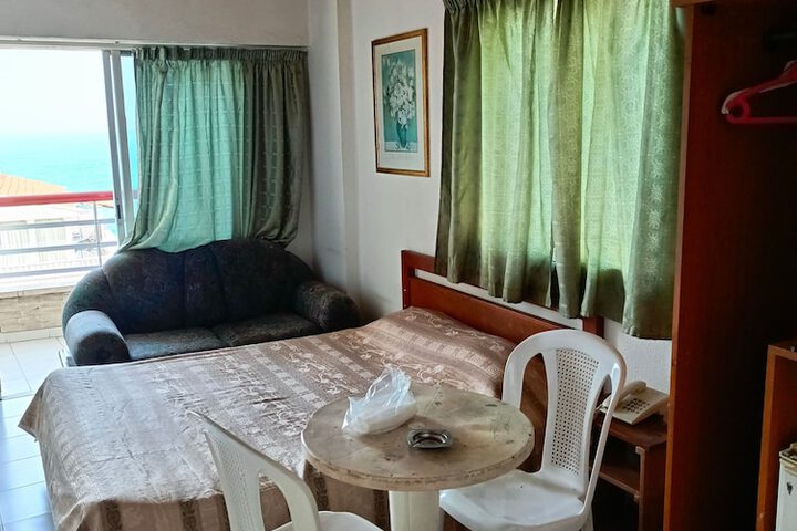Room 14 of 30