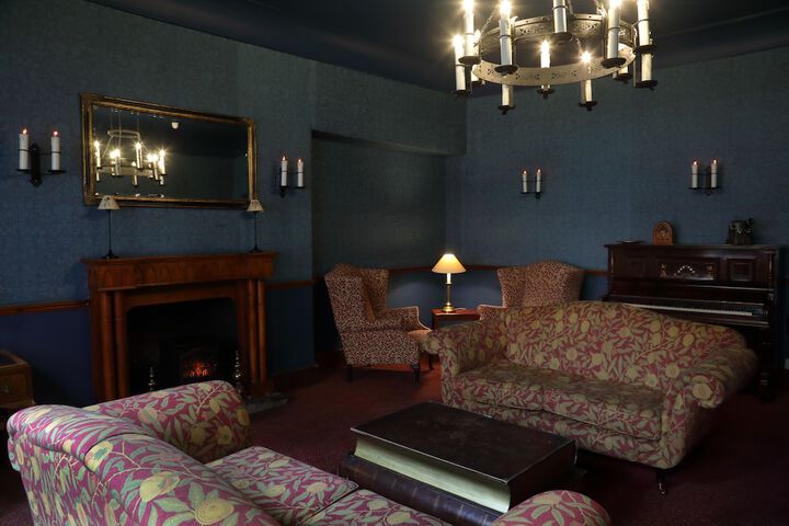 Lounge 27 of 49