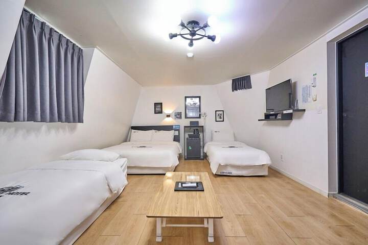 Room 35 of 191