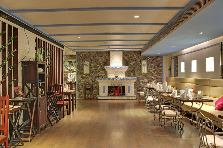 Dining 8 of 12