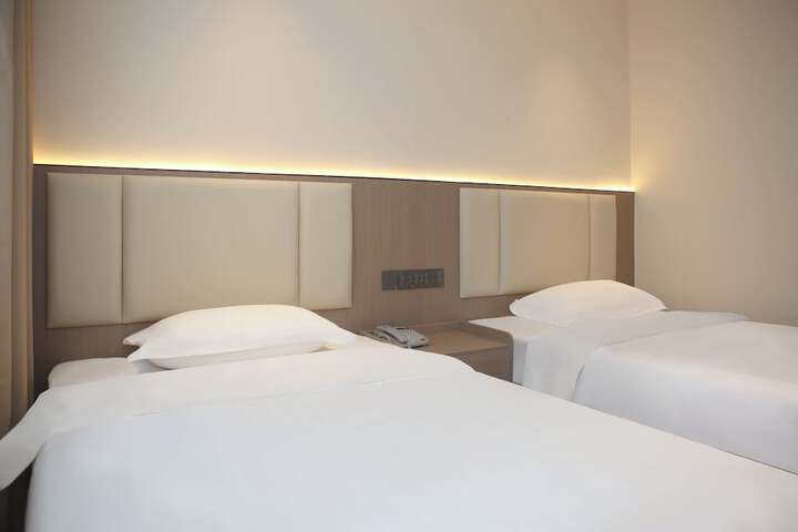 Room 9 of 30