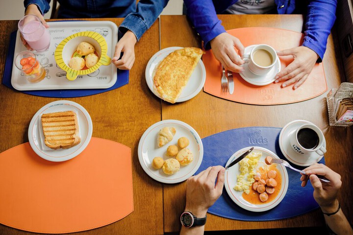 Breakfast/Coffee Service 85 of 102