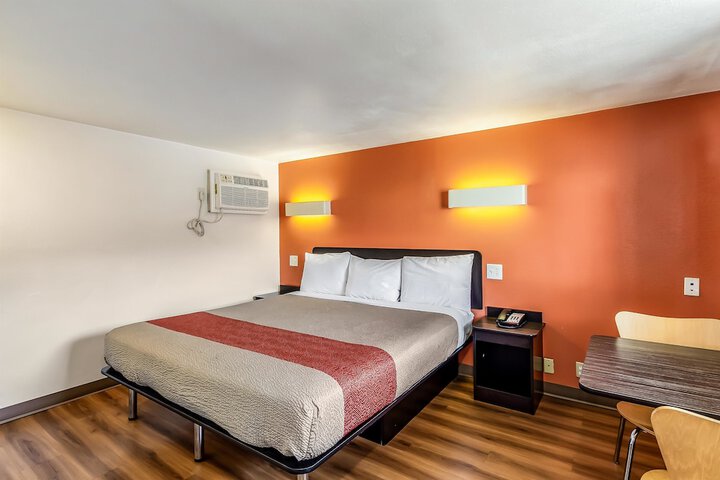 1 King Bed (3 of 9)